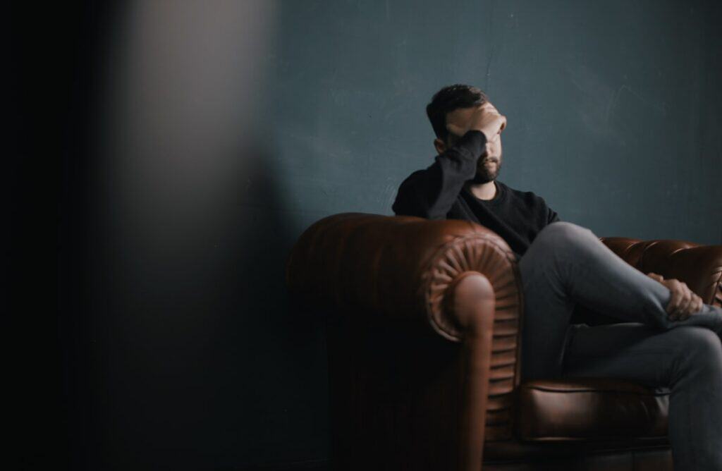Person steht in der Natur und blickt in den Horizont – Symbol für Erholung und Burnout Heilung
