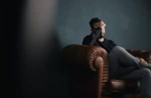 Person steht in der Natur und blickt in den Horizont – Symbol für Erholung und Burnout Heilung