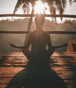 Energiearbeit bei Erschöpfung und Burnout – Frau findet Ruhe und neue Energie