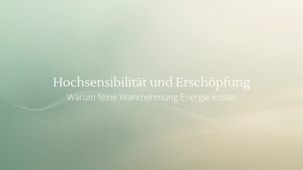 Ruhige Farbverlauf-Grafik mit dem Titel Hochsensibilität und Erschöpfung – Quantum Health Synergy, Energie- und Frequenzarbeit