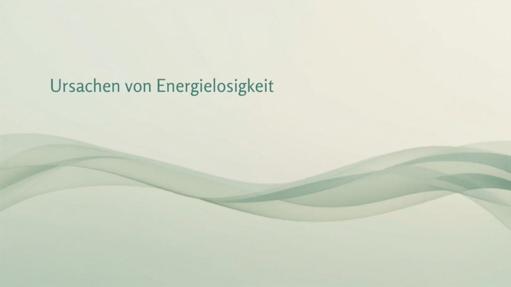 Ruhige abstrakte Wellen in Salbeigrün und Sandtönen mit dem Schriftzug Ursachen von Energielosigkeit – Quantum Health Synergy