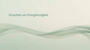 Ruhige abstrakte Wellen in Salbeigrün und Sandtönen mit dem Schriftzug Ursachen von Energielosigkeit – Quantum Health Synergy