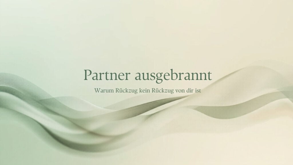 Partner ausgebrannt: sanfte Lichtwellen in gedeckten Farben als Sinnbild für ein zur Ruhe kommendes Nervensystem — Quantum Health Synergy