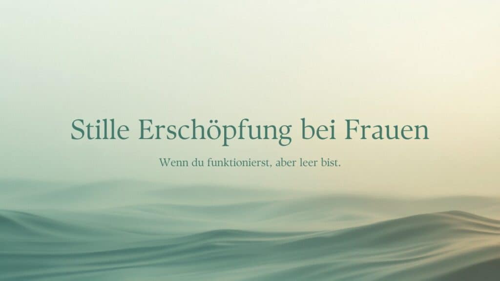 Stille Erschöpfung bei Frauen – ruhiges abstraktes Wellenmotiv in sanften Farben, Quantum Health Synergy