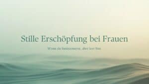 Stille Erschöpfung bei Frauen – ruhiges abstraktes Wellenmotiv in sanften Farben, Quantum Health Synergy