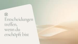 Entscheidungen treffen, wenn du erschöpft bist – ruhige Lichtwellen in Salbeigrün und Sand, Quantum Health Synergy