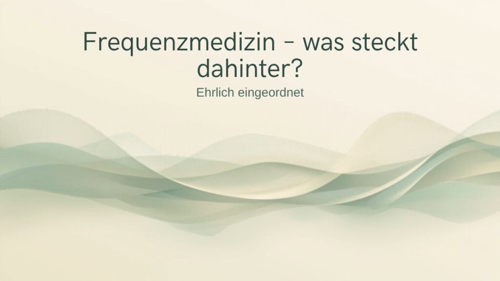 Frequenzmedizin: was steckt dahinter? Ruhige Wellen in Salbeigrün und Sand, Quantum Health Synergy