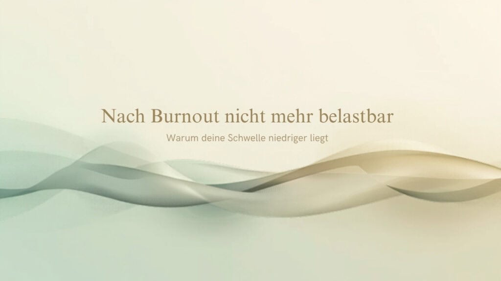 Nach Burnout nicht mehr belastbar: ruhige Wellen in Salbeigrün und Sand – Quantum Health Synergy