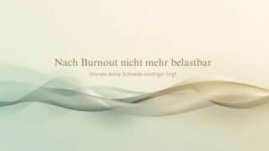 Nach Burnout nicht mehr belastbar: ruhige Wellen in Salbeigrün und Sand – Quantum Health Synergy