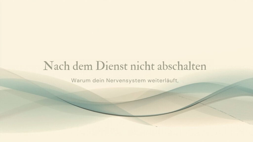 Pflegekraft ausgebrannt, nach dem Dienst nicht abschalten: ruhige Lichtwellen in Salbeigrün und Sand, Quantum Health Synergy