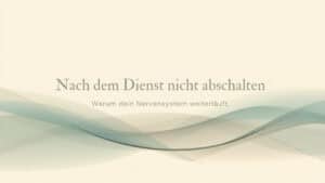 Pflegekraft ausgebrannt, nach dem Dienst nicht abschalten: ruhige Lichtwellen in Salbeigrün und Sand, Quantum Health Synergy