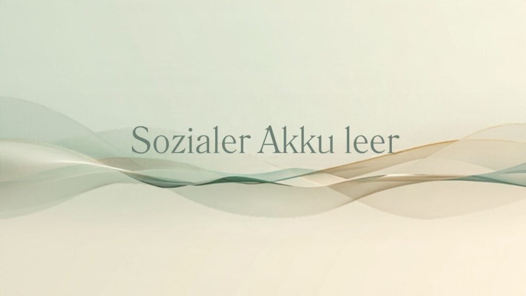 Sozialer Akku leer: ruhige Lichtwellen in Salbeigrün und Sand, Quantum Health Synergy
