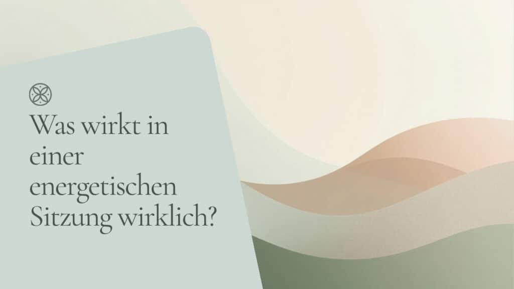 Was wirkt in einer energetischen Sitzung wirklich? Ruhige Wellenlandschaft in Salbei und Sand, Quantum Health Synergy
