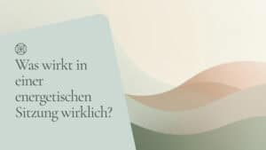 Was wirkt in einer energetischen Sitzung wirklich? Ruhige Wellenlandschaft in Salbei und Sand, Quantum Health Synergy